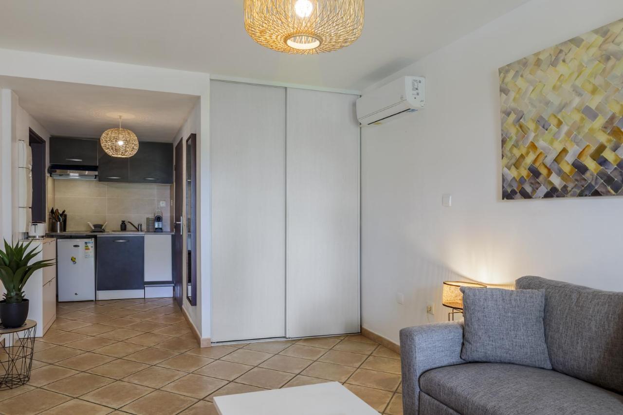 Le Saint-Gilles - Studio A St-Gilles-Les-Bains - Situe Dans Residence Privee Avec Piscine Εξωτερικό φωτογραφία